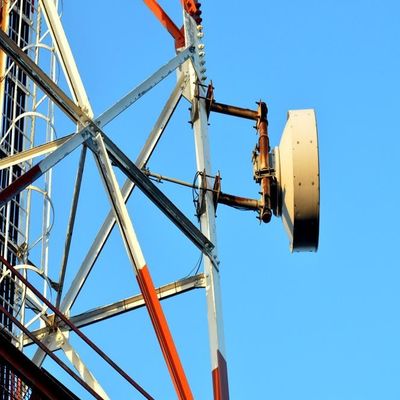 36m 4 Leg Steel Lattice أبراج الاتصالات المتنقلة الزاوية / عمود الهوائي الداعم الذاتي
