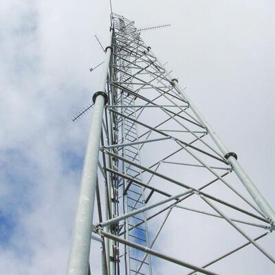 برج فولاذي أنبوبي قوي بثلاثة أرجل مناسب لميكروويف 4G و5G وأنظمة الأمان مع هيكل فولاذي عالي الشد