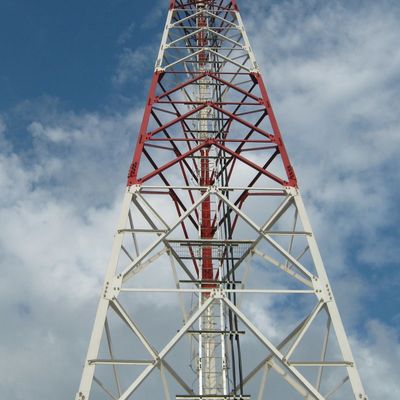 الراديو الثلاثي عالي الدقة الاتصالات الراديو ثلاثية الساقات البرج الصلب الأنبوبي 40M / S