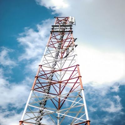 برج الاتصالات ذات الدعم 3 أرجل زاوية مثلثية برج الحديد الشبكة