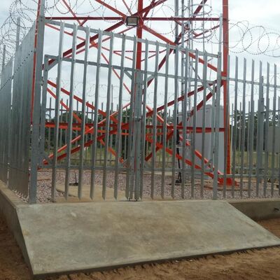 برج فولاذي برج فولاذي زاوي ذو 4 أرجل مصمم للاتصالات يتميز ببنية قوية ويتوافق مع قوانين التصميم الدولية