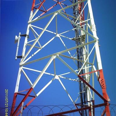 برج الفولاذ الزاوي ذو 3 أرجل برج الاتصالات اللاسلكية الثلاثي مع تصنيفات الفولاذ الهيكلي بما في ذلك سلسلة ASTM A36