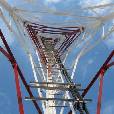 برج الفولاذ الزاوي ذو 3 أرجل برج الاتصالات اللاسلكية الثلاثي مع تصنيفات الفولاذ الهيكلي بما في ذلك سلسلة ASTM A36