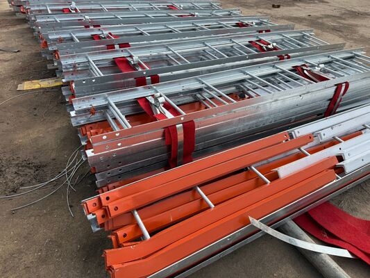 برج فولاذي مزود بأربع أقدام للاتصالات والإذاعة