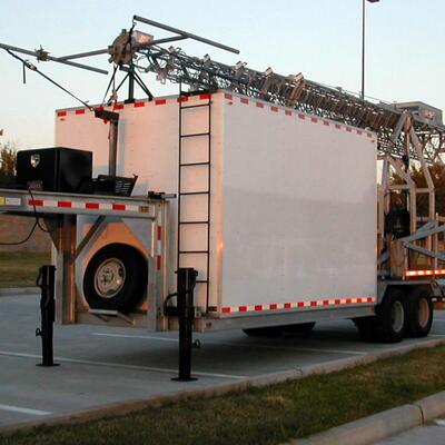 شاحنة متنقلة مصممة تلسكوبياً من الفولاذ المغلف 15 20 25 30M 5G 4G Wifi برج الاتصال على عجلات