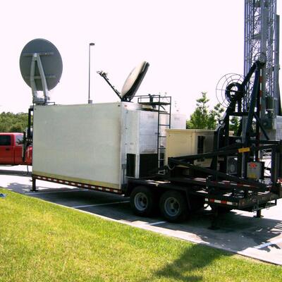 شاحنة متنقلة مصممة تلسكوبياً من الفولاذ المغلف 15 20 25 30M 5G 4G Wifi برج الاتصال على عجلات