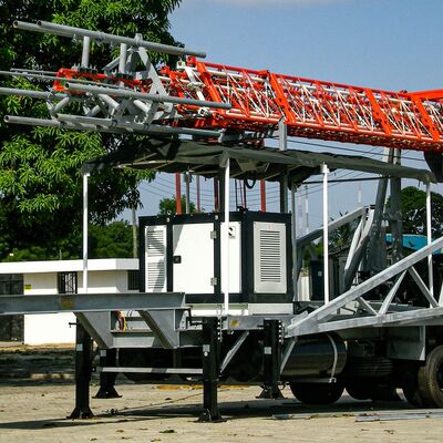 برج الشبكة التلسكوبية 15-30M شاحنة الصلب المصنوع من الصلب المصنوع من الصلب مرصع هوائي اتصال 40M / S مقاوم للرياح