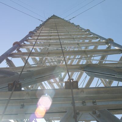 20 م-60 م سعر الاتصالات اللاسلكية الحديد الاتصالات سلك موجه 5 جرام هوائي الراديو واي فاي ISP برج الإنترنت للبيع