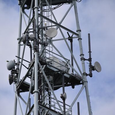 19 29 39M إشارة متعددة 3 أرجل أنبوبي مجلفن من الصلب ذاتي الدعم خارجي 5G 4G سارية راديو الميكروويف
