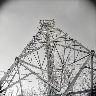 برج اتصالات فولاذي مجلفن ثلاثي الأرجل مقاس 18 28 38 متر متعدد الترددات خارجي لشبكات الجيل الخامس والجيل الرابع والواي فاي والبث التلفزيوني