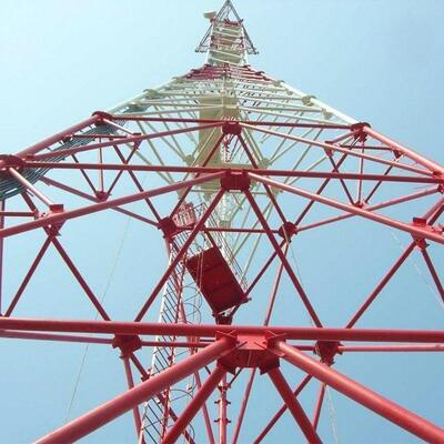 برج فولاذي أنبوبي قوي بثلاثة أرجل مناسب لميكروويف 4G و5G وأنظمة الأمان مع هيكل فولاذي عالي الشد