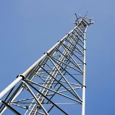برج فولاذي أنبوبي ذو 3 أرجل ثقيل مع تشطيب مجلفن بالغمس الساخن لتعزيز مقاومة التآكل في الأماكن الخارجية