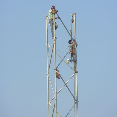 برج فولاذي أنبوبي ذو 3 أرجل ذاتي الدعم، صاري اتصالات مجلفن مناسب للاتصالات الخارجية بالميكروويف 5G 4G