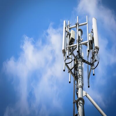10M 20M Monopole Low Profile Small Cell Communication Tower على السطح جبل لتعزيز إشارة 5G
