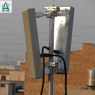 برج احتكاري خفيف الوزن على السطح بطول 25 مترًا و30 مترًا و40 مترًا لتكثيف الخلايا الصغيرة في المناطق الحضرية 5G مع بصمة قاعدة صغيرة والفولاذ المجلفن